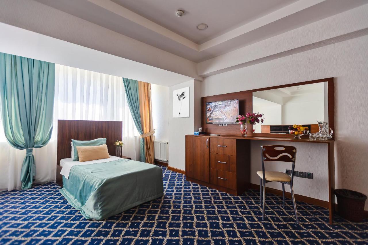 Demir Yol Plaza Hotel Bakoe Buitenkant foto